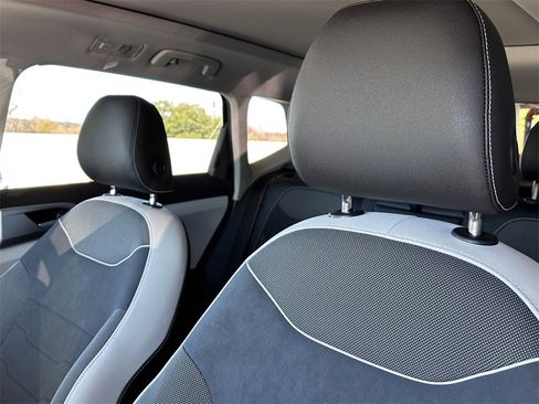 New 2026 Volkswagen Taos SE image 9