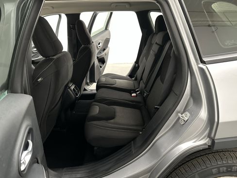 Used 2015 Jeep Cherokee Sport image 19