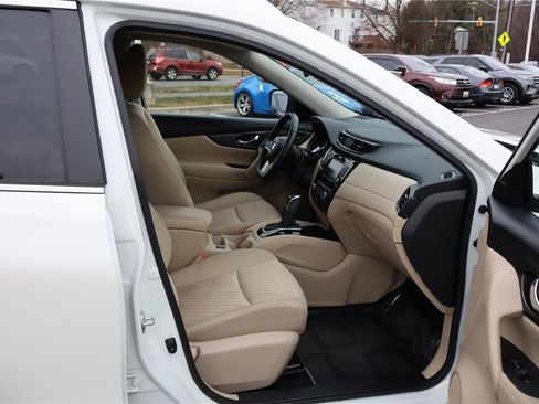 Used 2020 Nissan Rogue SV w/ Premium Package image 28