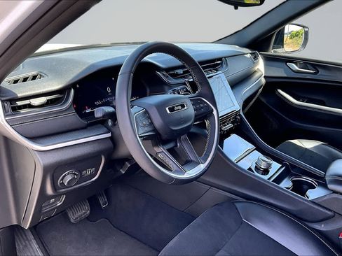 Used 2024 Jeep Grand Cherokee Altitude AWD/4WD image 2
