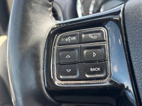 Used 2014 Chrysler Town & Country Touring-L FWD image 18