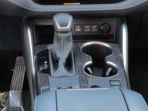 Used 2024 Toyota Highlander Platinum FWD image 18