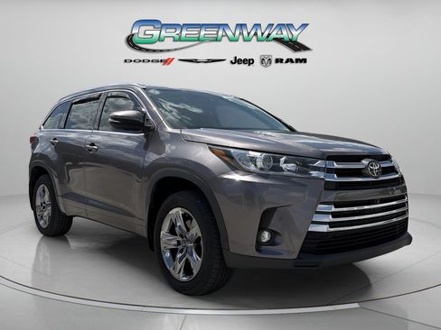 Used 2019 Toyota Highlander Limited Platinum FWD image 1