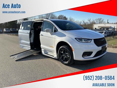 Used 2022 Chrysler Pacifica Touring-L w/ S Appearance Package image 1