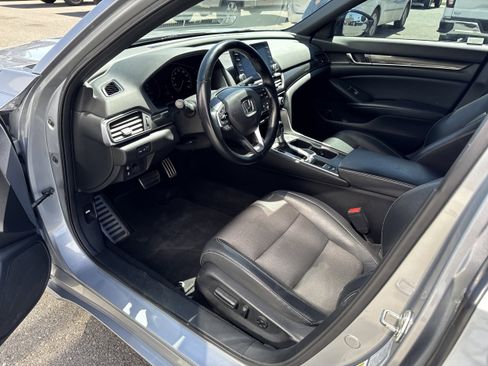 Used 2018 Honda Accord Sport image 2