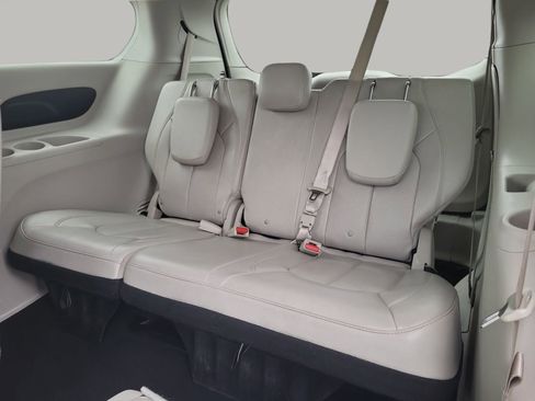 Used 2021 Chrysler Voyager Lxi image 17