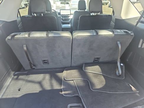 Used 2025 Ford Explorer Active w/ Active Comfort Package RWD image 9