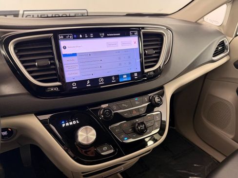 Used 2023 Chrysler Pacifica Touring-L FWD image 35