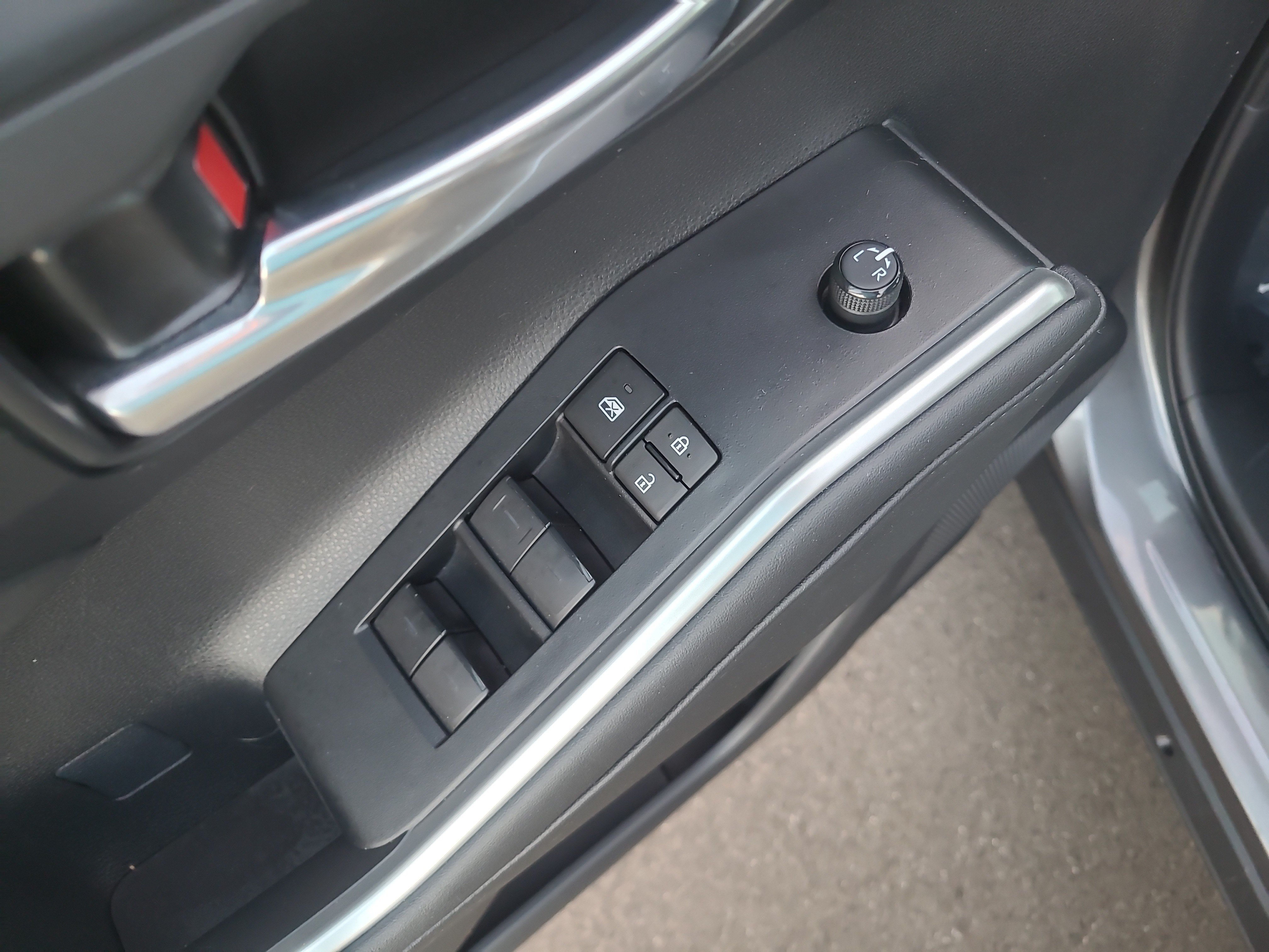 Used 2023 Toyota Highlander XLE AWD/4WD image 13