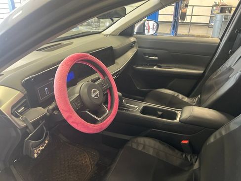 Used 2025 Nissan Kicks SV FWD image 3