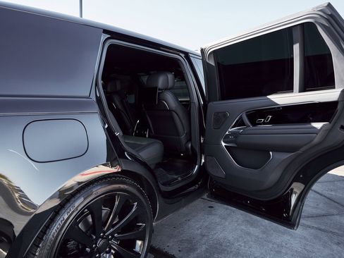 Used 2025 Land Rover Range Rover Long Wheelbase Autobiography image 24