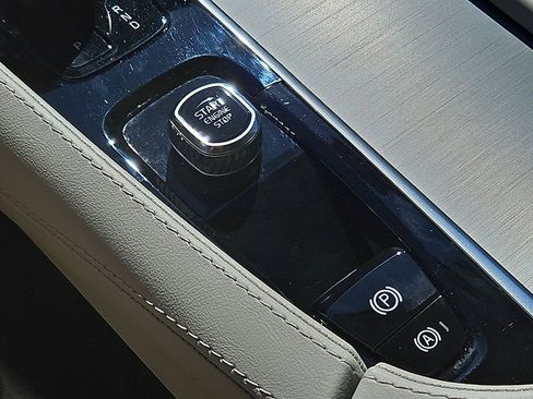 Used 2024 Volvo XC90 B5 Core w/ Climate Package image 24