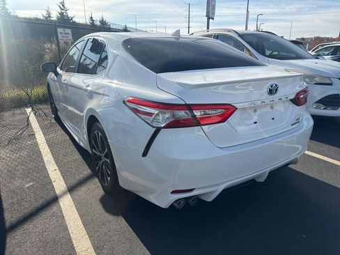 Used 2020 Toyota Camry SE image 3