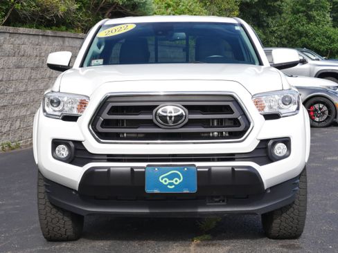 Used 2022 Toyota Tacoma SR5 AWD/4WD image 2