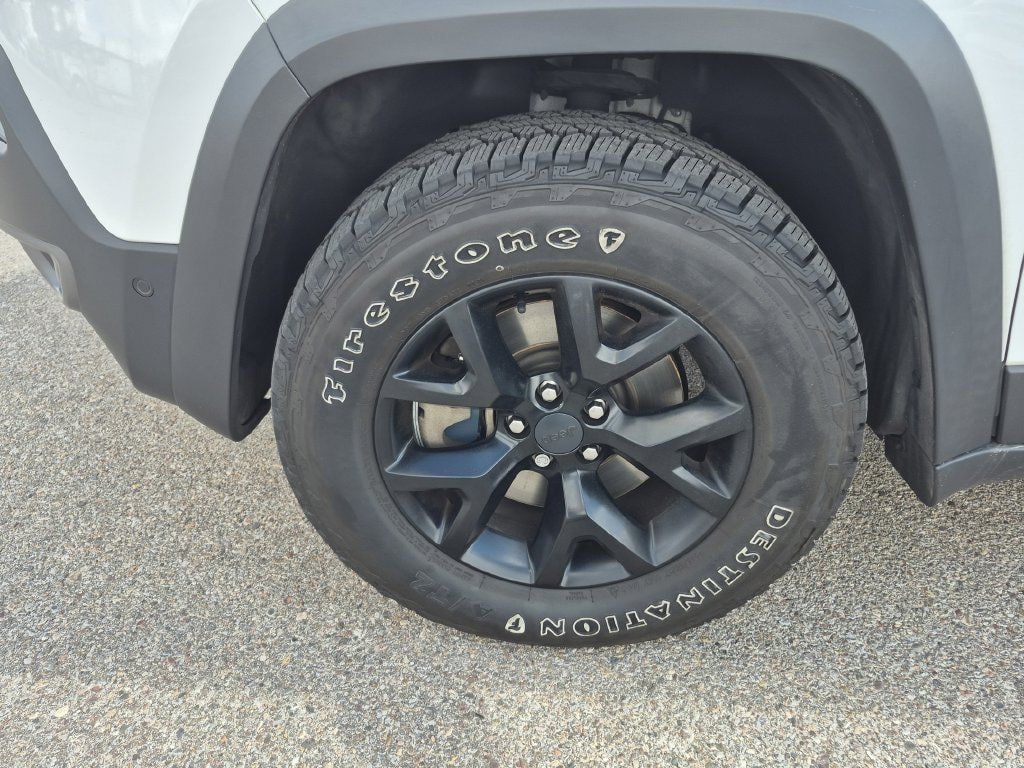 Used 2017 Jeep Cherokee Trailhawk AWD/4WD image 17