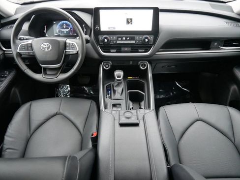 Used 2024 Toyota Grand Highlander AWD image 14