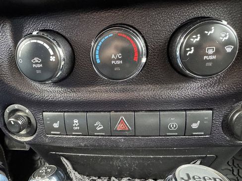 Used 2015 Jeep Wrangler Unlimited Rubicon image 20