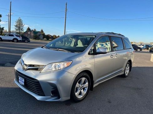 Used 2020 Toyota Sienna LE image 3