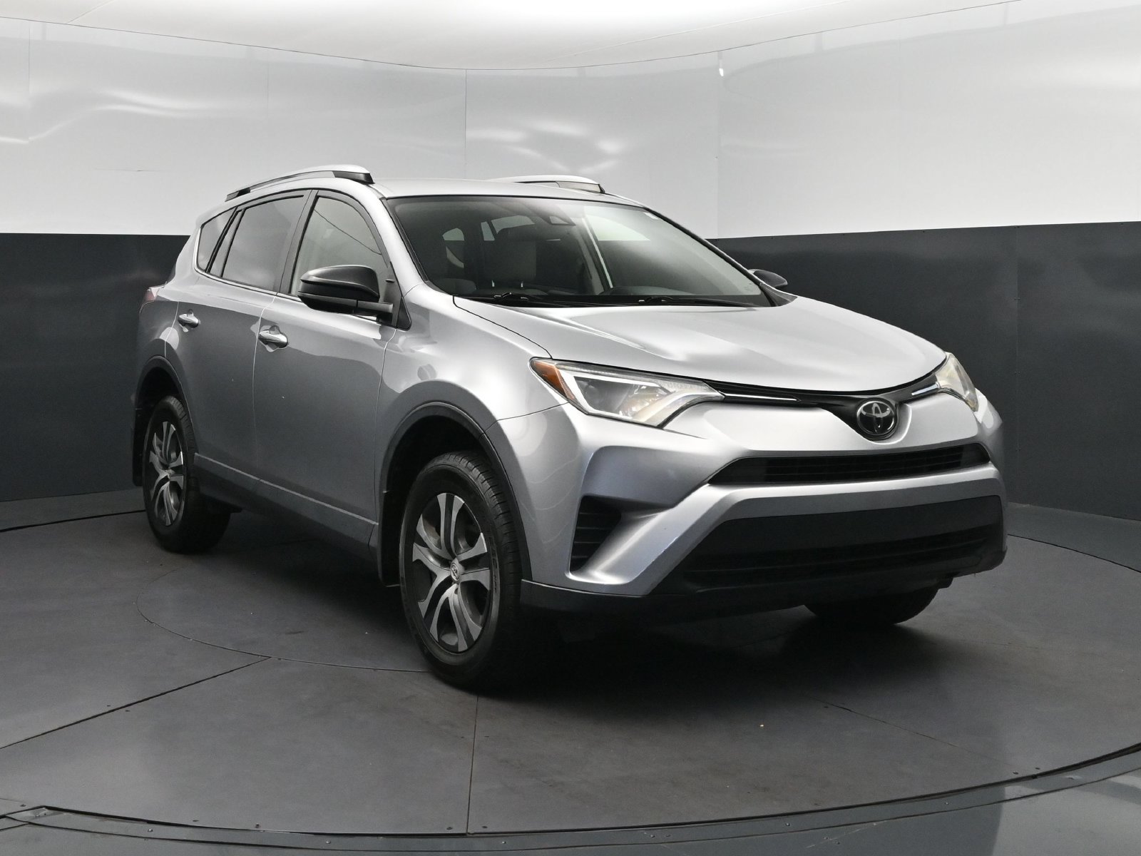Used 2018 Toyota RAV4 LE FWD image 9