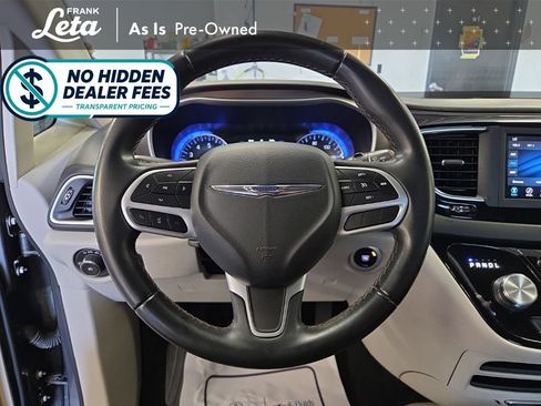 Used 2018 Chrysler Pacifica Touring-L FWD image 12