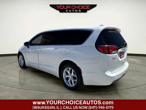 Used 2017 Chrysler Pacifica Touring Plus w/ Tire & Wheel Group FWD image 3