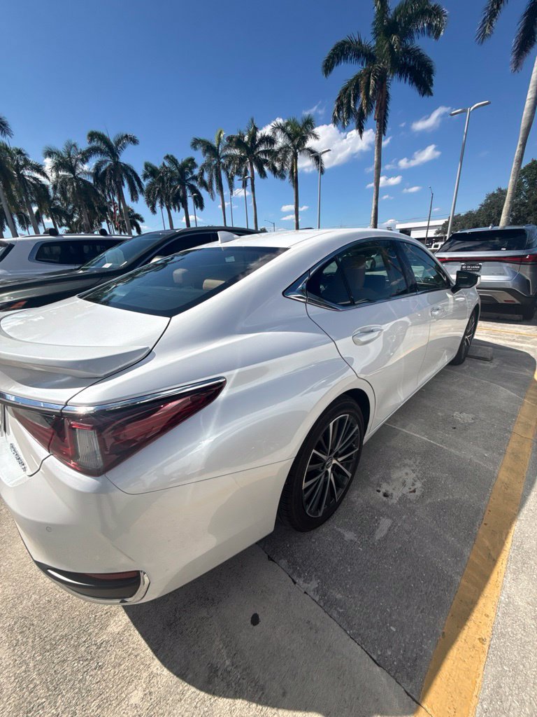 Used 2025 Lexus ES 300h w/ Premium Package FWD image 8