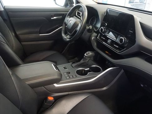 Used 2025 Toyota Highlander XLE FWD image 25
