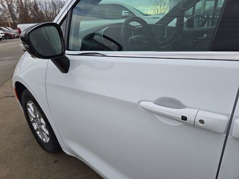 New 2026 Chrysler Pacifica Select image 26