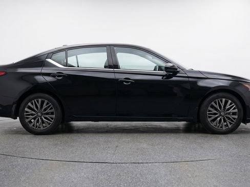 Used 2025 Nissan Altima 2.5 SV FWD image 11