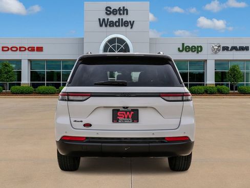 Used 2024 Jeep Grand Cherokee Altitude image 6