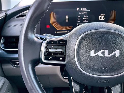 Used 2025 Kia Carnival FWD image 23
