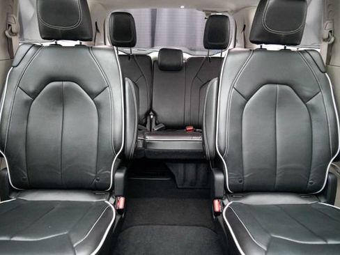 Used 2024 Chrysler Pacifica Limited FWD image 27