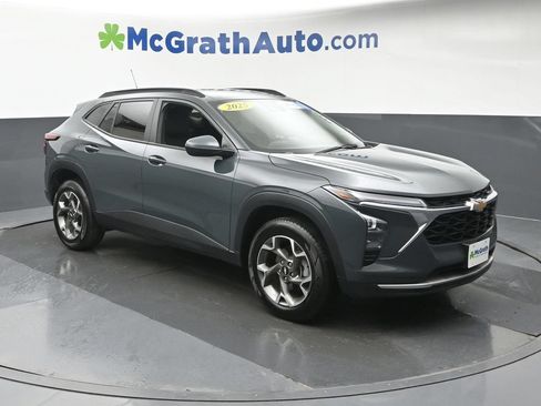Used 2025 Chevrolet Trax LT w/ LT Convenience Package FWD image 2