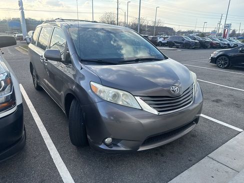 Used 2013 Toyota Sienna XLE image 3