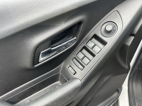 Used 2020 Chevrolet Trax LT w/ LT Convenience Package image 8