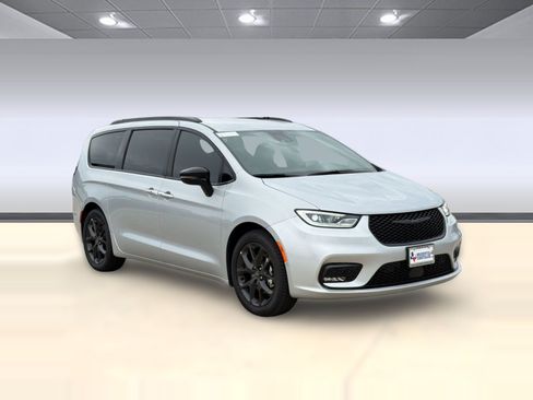 New 2026 Chrysler Pacifica Select w/ S Appearance Package FWD image 7