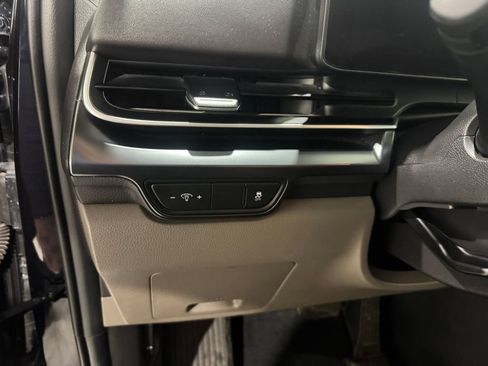 Used 2025 Kia Carnival FWD image 34