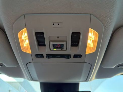 Used 2022 Toyota Highlander XLE AWD/4WD image 30