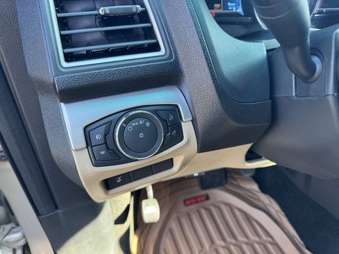 Used 2017 Ford Explorer XLT w/ Equipment Group 202A AWD/4WD image 13