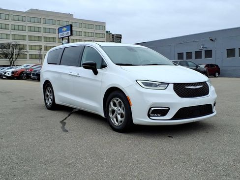 Used 2024 Chrysler Pacifica Limited FWD image 26