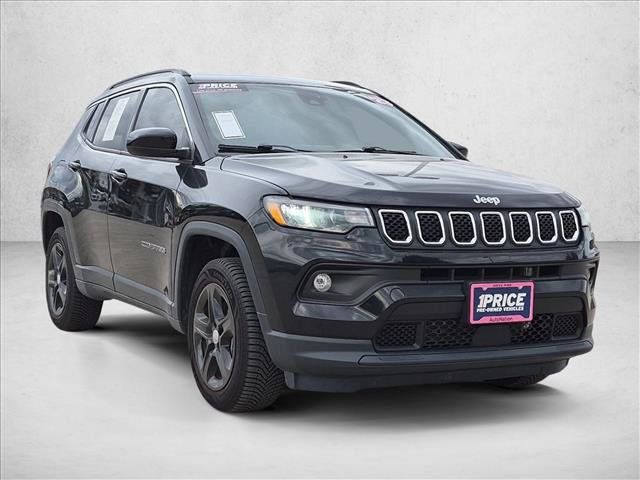 Used 2023 Jeep Compass Latitude AWD/4WD image 3