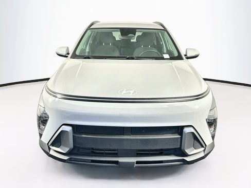 Used 2025 Hyundai Kona SEL FWD image 2
