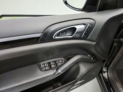 Used 2017 Porsche Cayenne Platinum Edition image 21