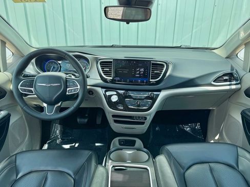 Used 2023 Chrysler Pacifica Touring-L FWD image 33
