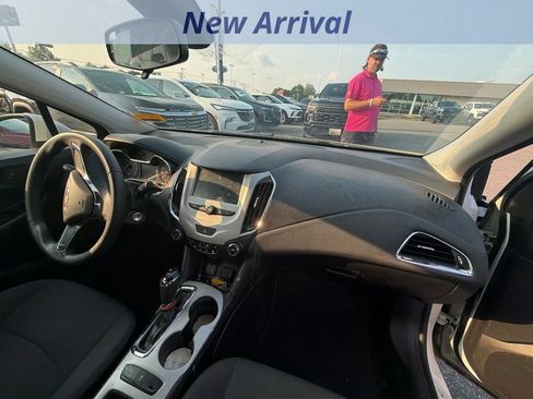 Used 2017 Chevrolet Cruze LS FWD image 3