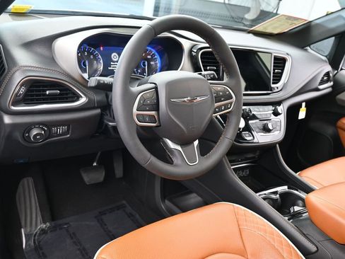 Used 2024 Chrysler Pacifica Pinnacle image 14