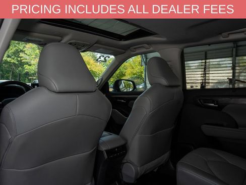 Used 2023 Toyota Highlander Limited FWD image 10