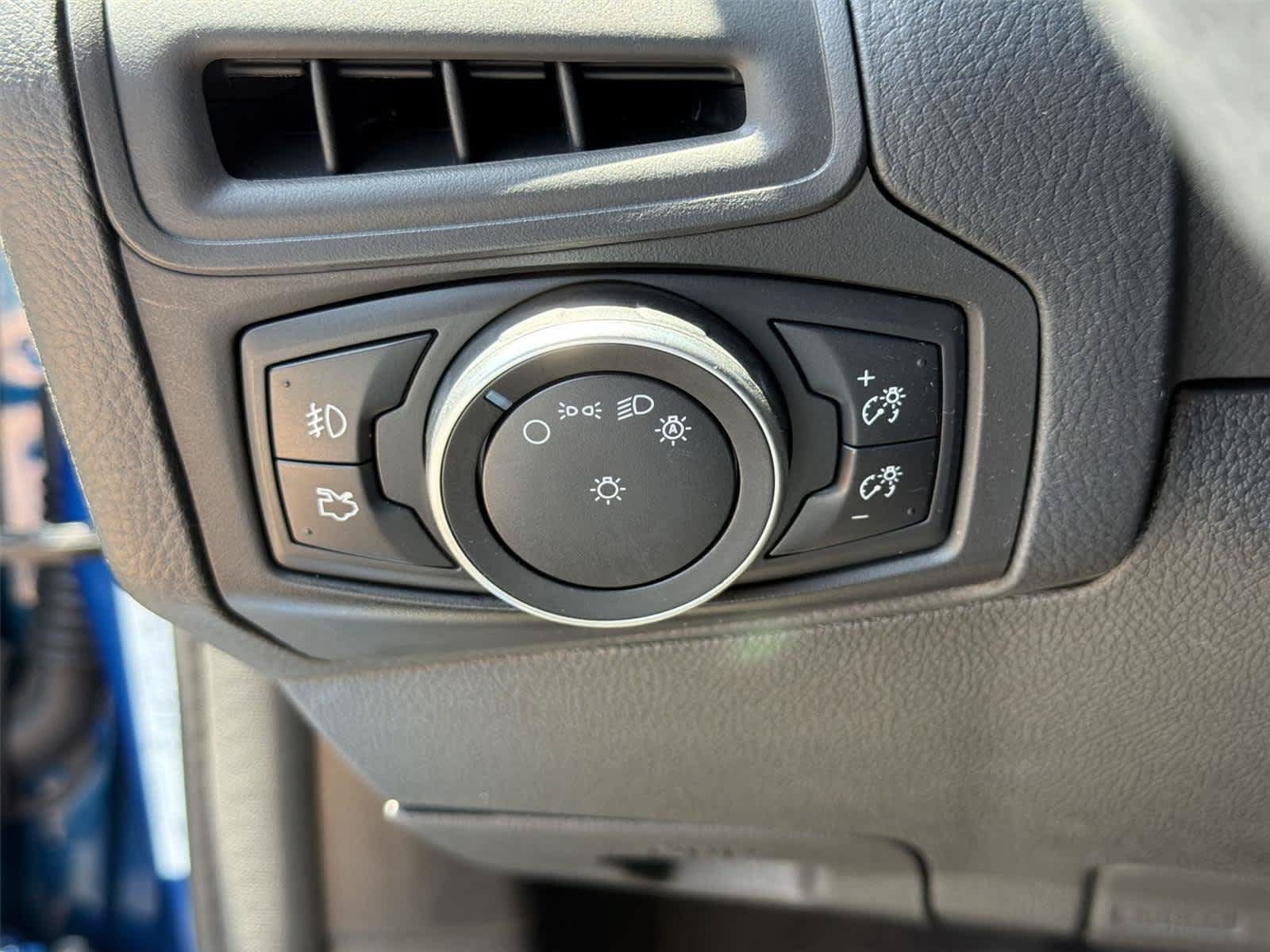 Used 2018 Ford Focus SE w/ SE Appearance Package FWD image 37