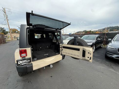 Used 2016 Jeep Wrangler Unlimited Sahara w/ Connectivity Group image 13