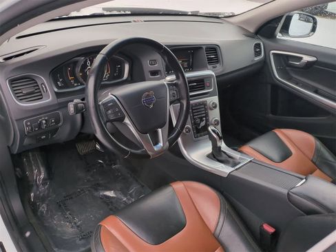 Used 2017 Volvo V60 T5 Cross Country w/ Convenience Package image 10